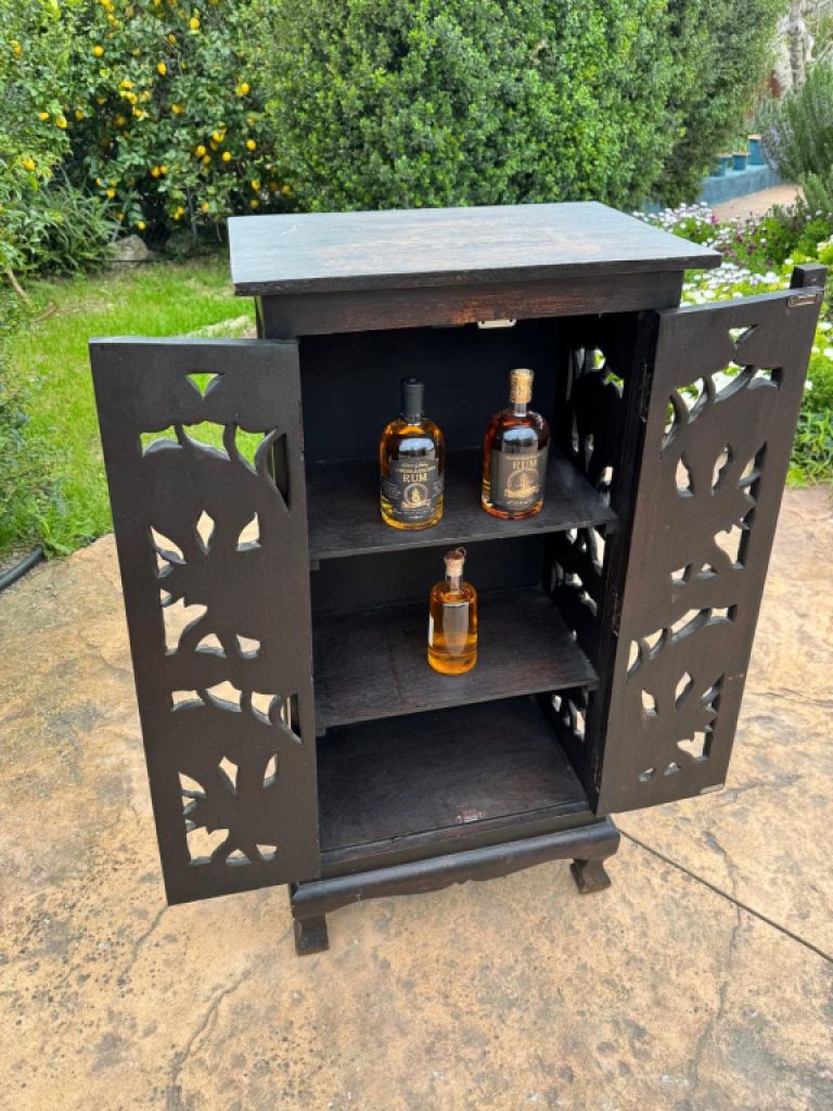 Bar Möbel mit schöner Verzierung