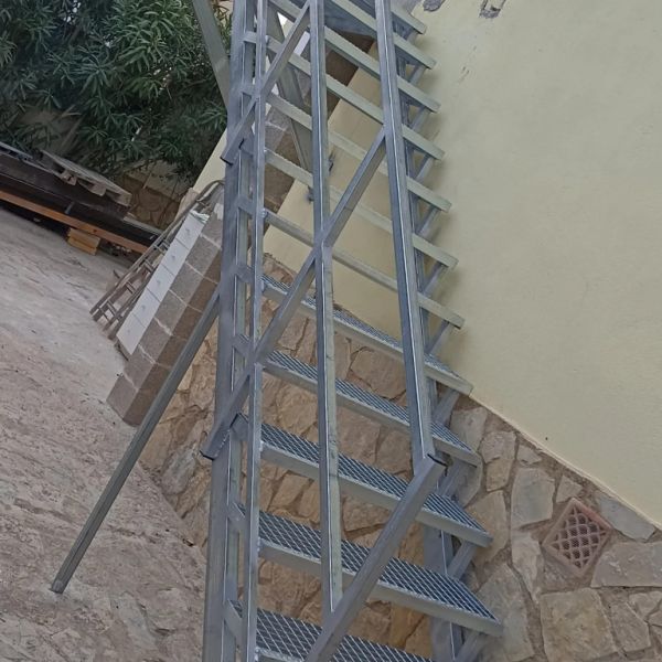 Bauwesen Zimmermannsdecken aus Holz und Aluminium