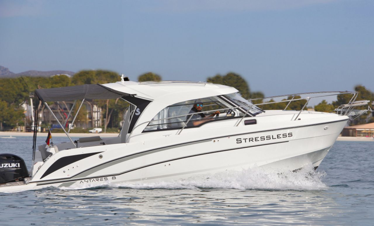 Beneteau Antares 8.0B Motorboot mit Liegeplatz Übernahme