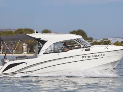 Beneteau Antares 8.0B Motorboot mit Liegeplatz Übernahme
