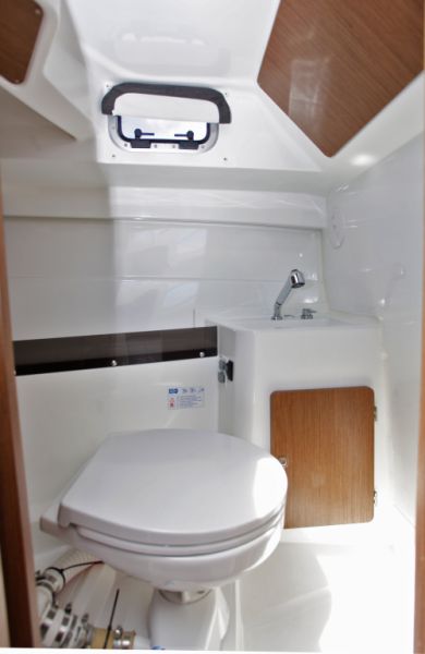 Beneteau Antares 8.0B Motorboot mit Liegeplatz Übernahme