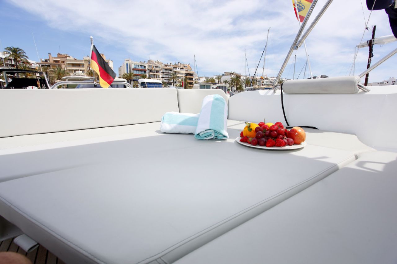 Beneteau Antares 8.0B Motorboot mit Liegeplatz Übernahme