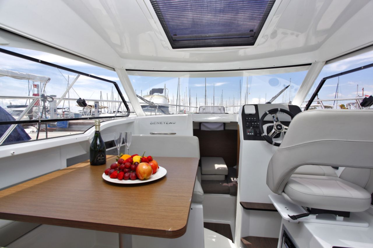 Beneteau Antares 8.0B Motorboot mit Liegeplatz Übernahme