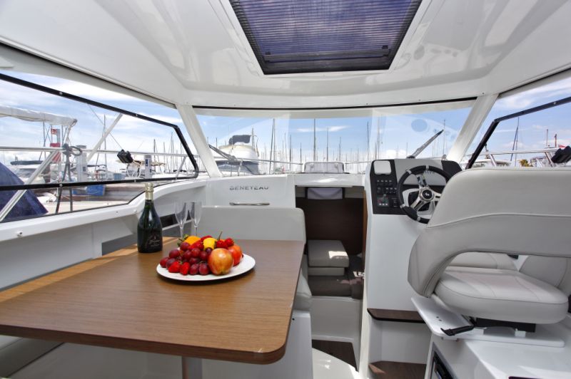 Beneteau Antares 8.0B Motorboot mit Liegeplatz Übernahme