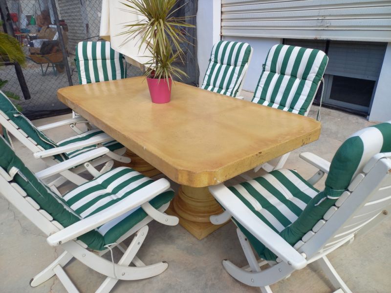 Beton Tisch beige  2 m x 1 m, Höhe 73 cm, Platte 8 cm dick