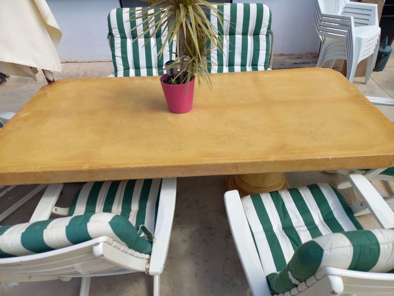 Beton Tisch beige  2 m x 1 m, Höhe 73 cm, Platte 8 cm dick