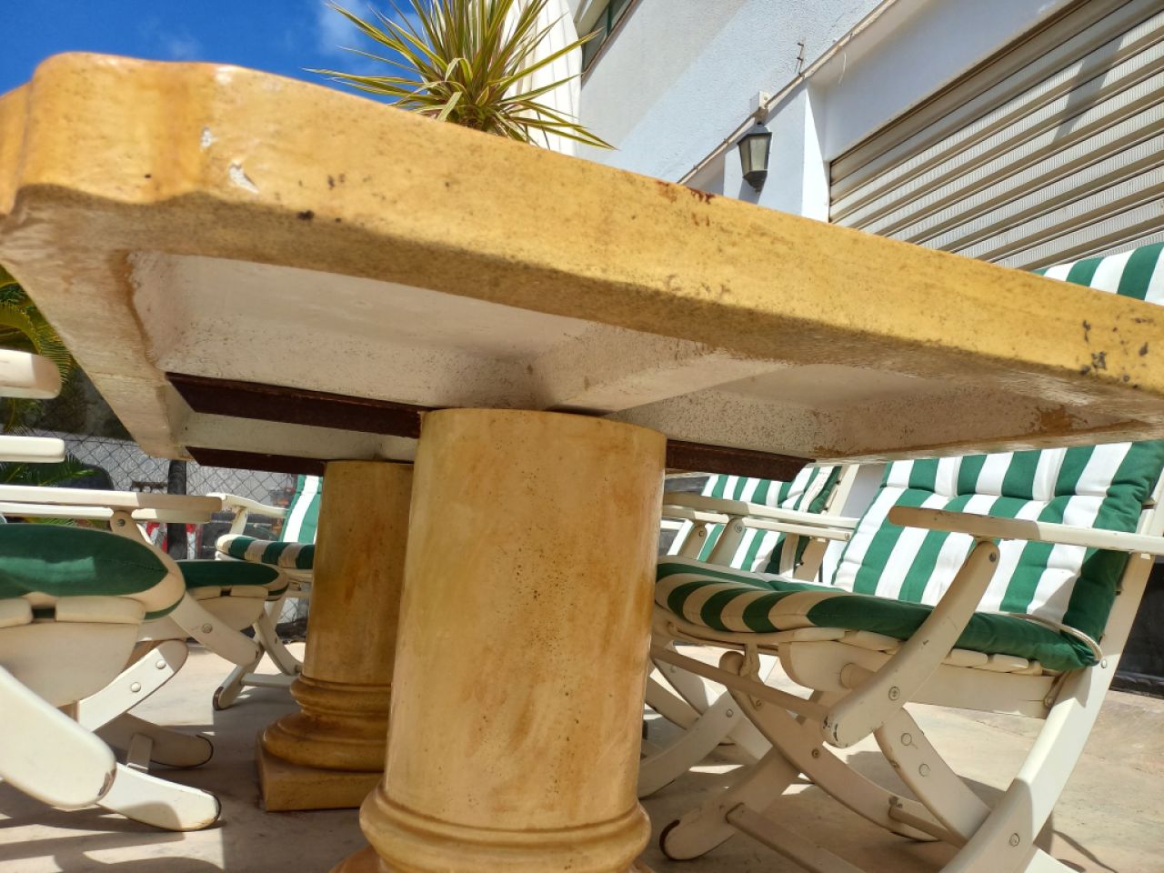 Beton Tisch beige  2 m x 1 m, Höhe 73 cm, Platte 8 cm dick