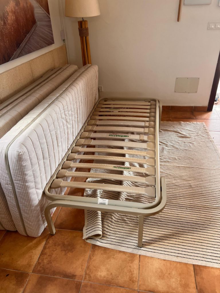 Bett 90x200 mit 2 Matratzen