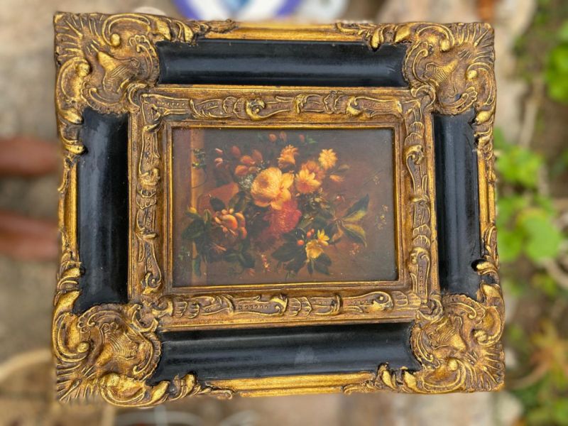 Cuadro pequeño antiguo con motivo floral, marco barroco