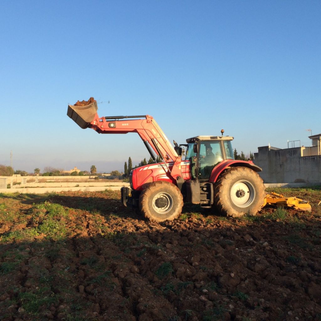 Bodenbearbeitung mit Subsoiler. Bearbeitet bis zu einer Tiefe von 80 cm
