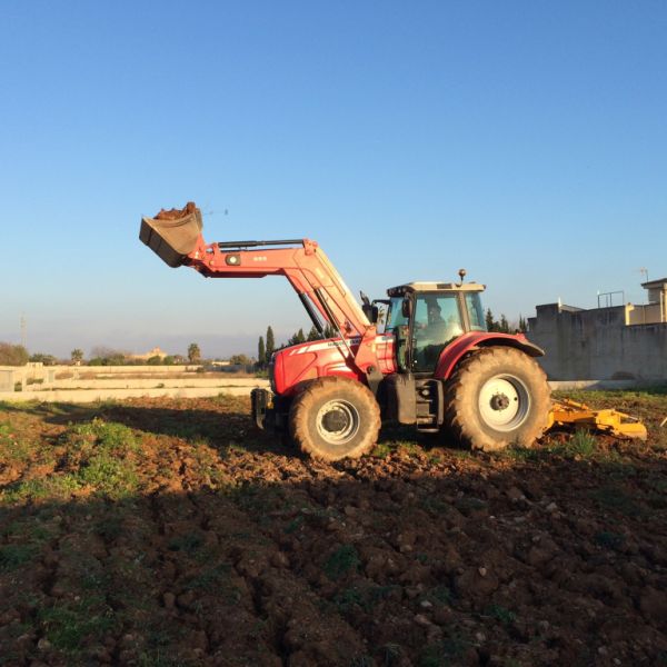Bodenbearbeitung mit Subsoiler. Bearbeitet bis zu einer Tiefe von 80 cm