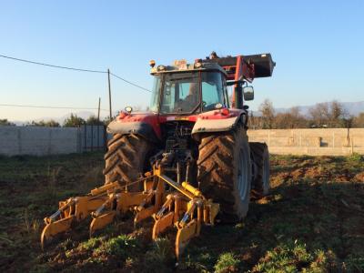 Bodenbearbeitung mit Subsoiler. Bearbeitet bis zu einer Tiefe von 80 cm