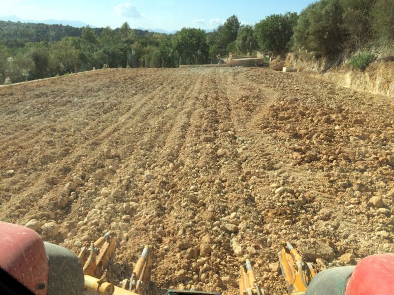 Bodenbearbeitung mit Subsoiler. Bearbeitet bis zu einer Tiefe von 80 cm