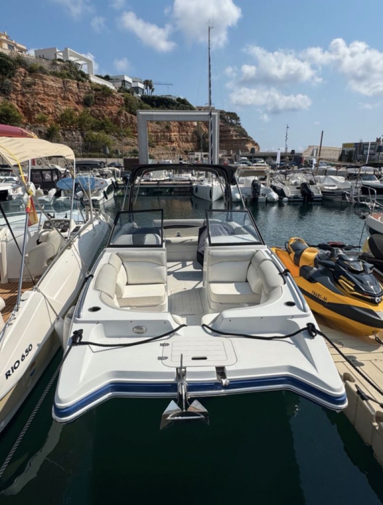 Boot Starcraft SCX 250 –Liegeplatz in Port Adriano