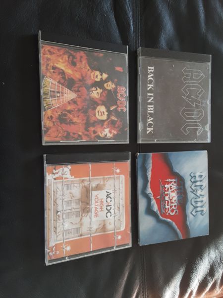 CDs de diversos intérpretes