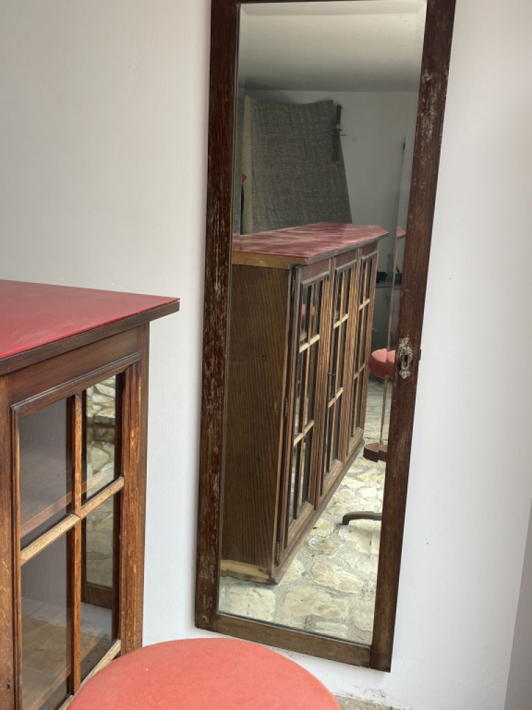 Encantador mueble-bar con 2 taburetes de bar y espejo – rústico, decorativo, listo para usar