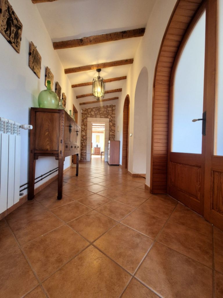 Charming Rustic House with Pool – Temporary Winter Rental