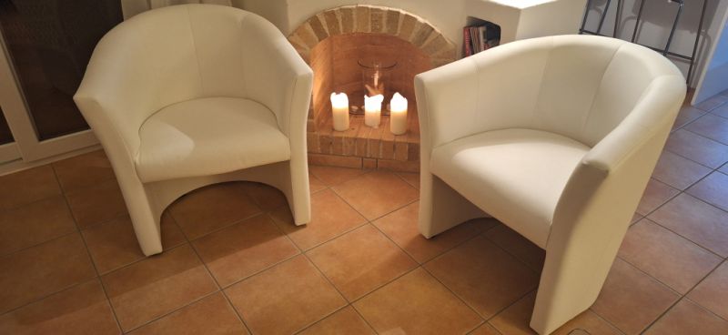 Butacas tipo cóctel blancas de polipiel