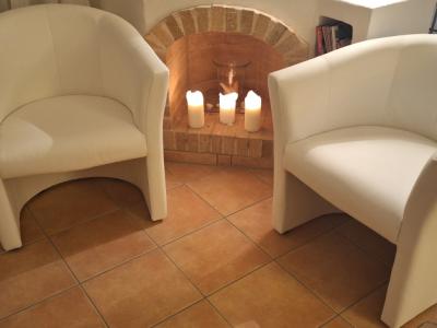 Butacas tipo cóctel blancas de polipiel