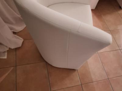 Butacas tipo cóctel blancas de polipiel