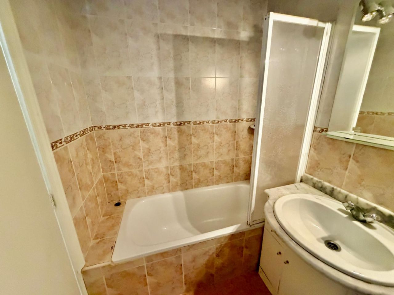 COSTA DE LA CALMA (SANTA PONSA): Renovierungsbedürftiges Studio fussläufig zum Strand