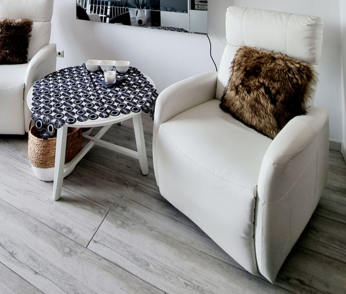 Mesa de centro y sillón de cuero blanco