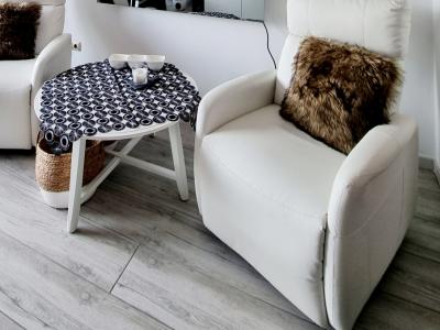 Mesa de centro y sillón de cuero blanco