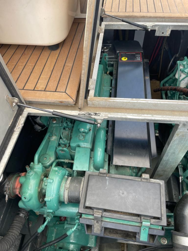 Cranchi Mediterranee yate a motor de 12 metros con camarote 2 Volvo Diesel