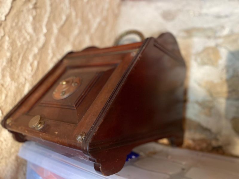 Cajita de madera antigua decorativa que se abre