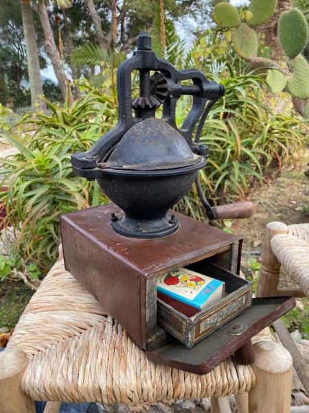 DEKO Holzkasten antik mit Schublade und Metallmühle