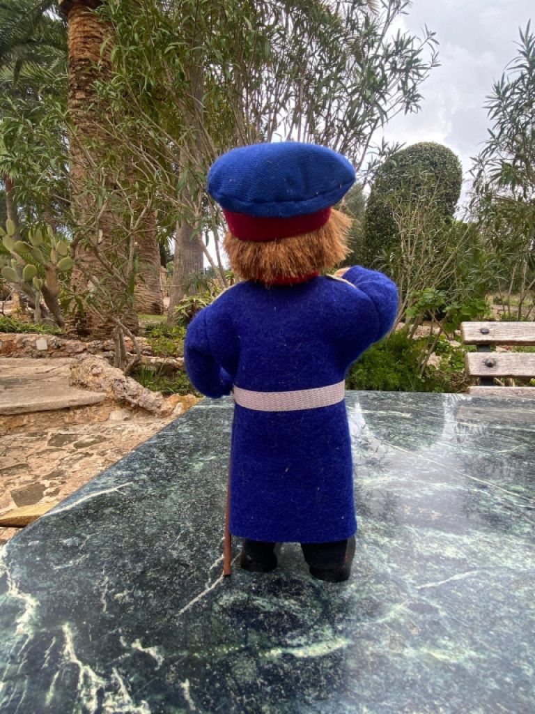 DECO pequeña figura de hombre con uniforme azul