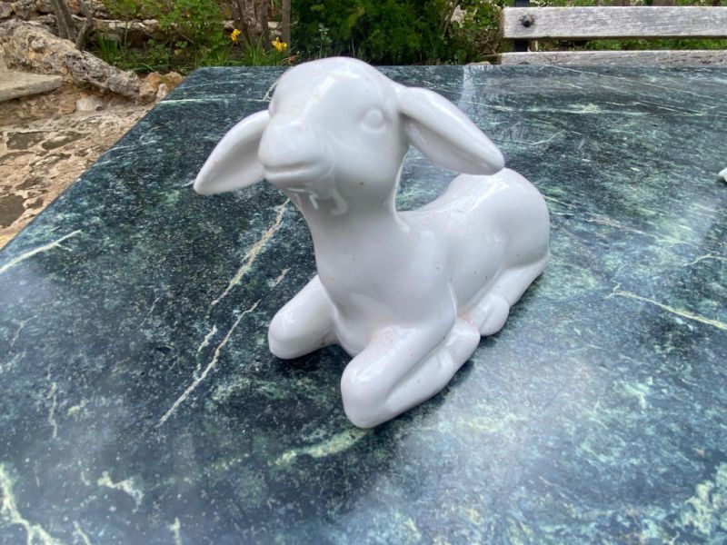 Decoración: oveja pequeña tumbada, porcelana