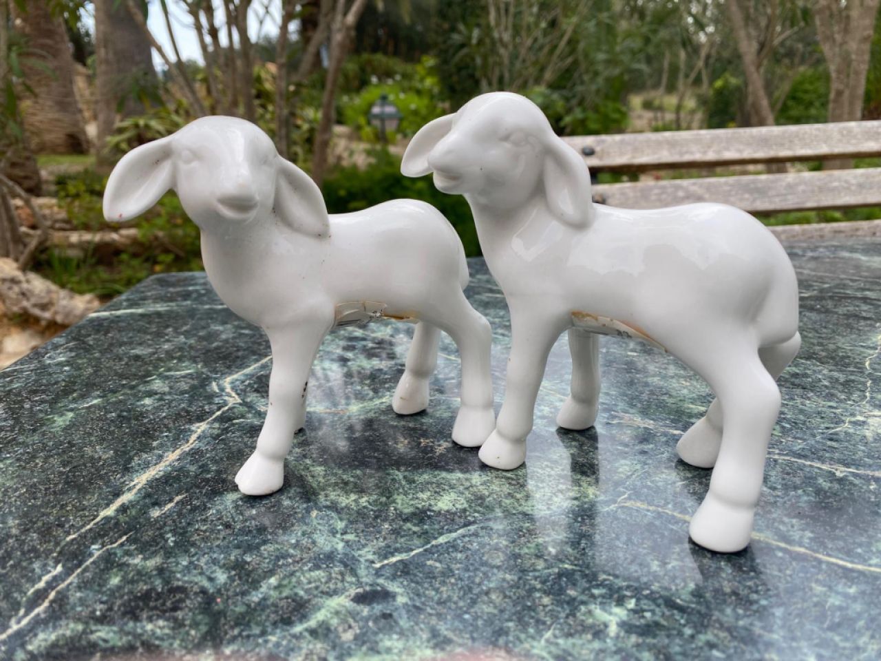 Decoración: pareja pequeña de ovejas de porcelana