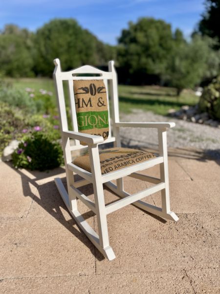 Mecedora infantil decorativa antigua tapizada con saco de café