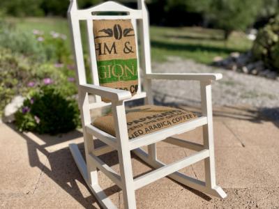 Mecedora infantil decorativa antigua tapizada con saco de café