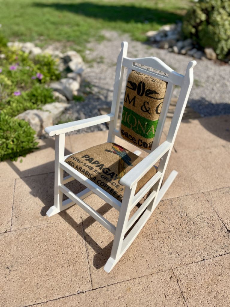 Mecedora infantil decorativa antigua tapizada con saco de café