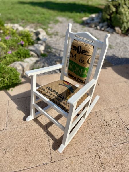 Mecedora infantil decorativa antigua tapizada con saco de café