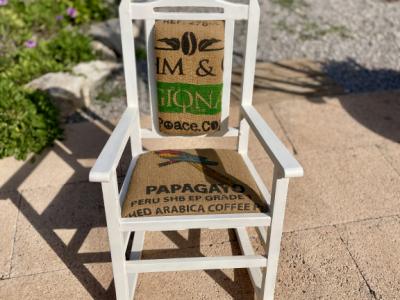 Mecedora infantil decorativa antigua tapizada con saco de café