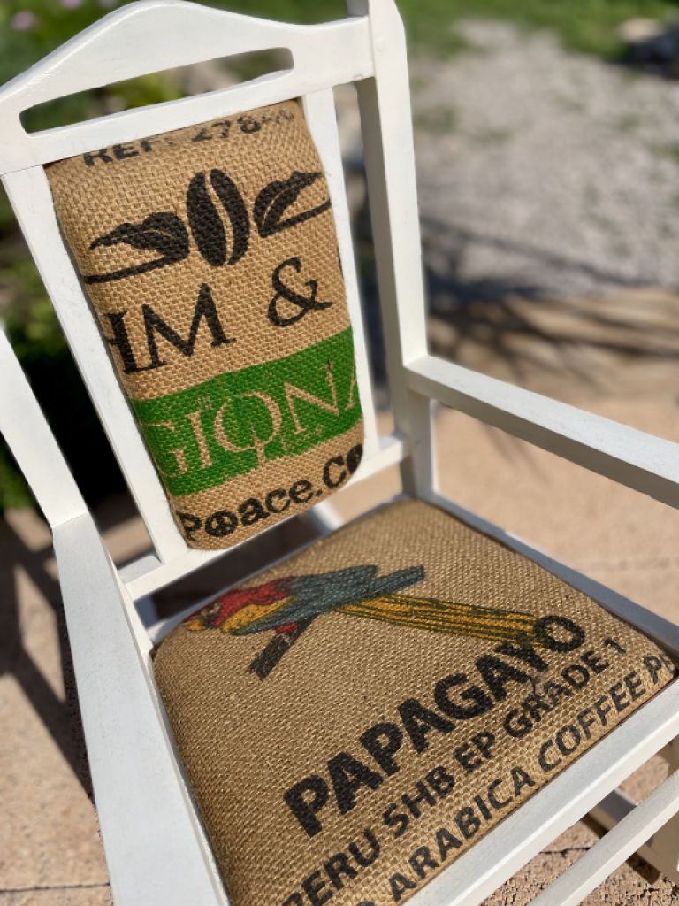 Mecedora infantil decorativa antigua tapizada con saco de café