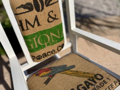 Mecedora infantil decorativa antigua tapizada con saco de café