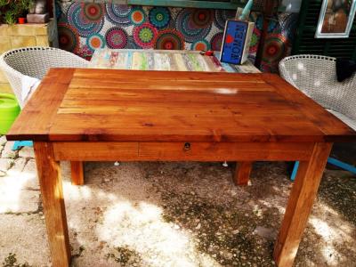 Mesa decorativa de estilo rústico