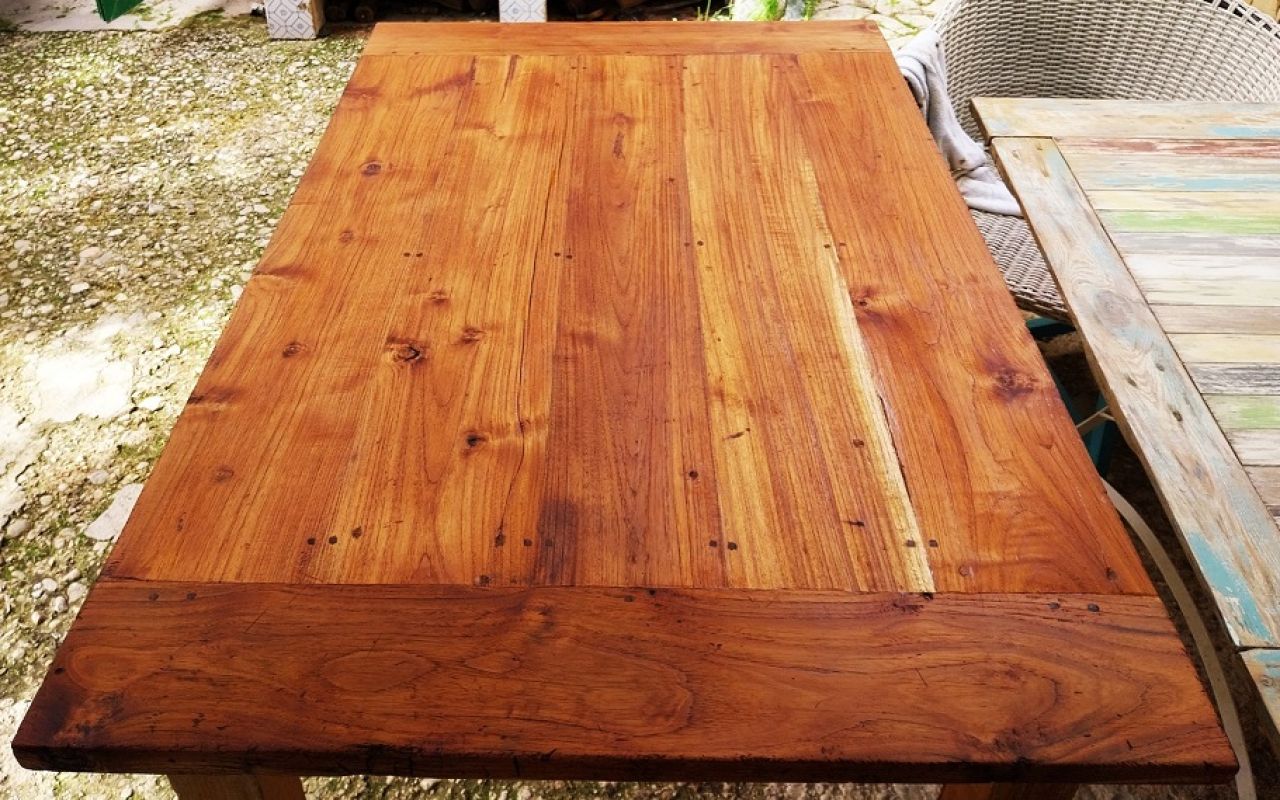 Mesa decorativa de estilo rústico