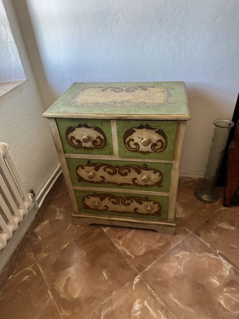 Armario decorativo y valioso con 4 cajones