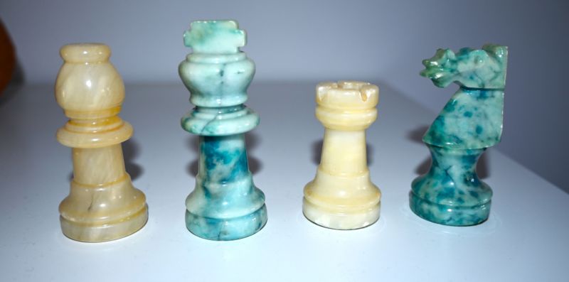 Juego de ajedrez decorativo de alabastro italiano