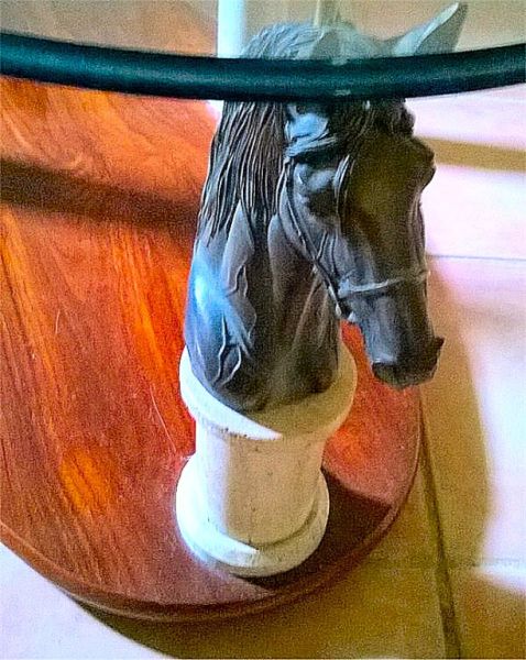 Mesita de caballo de diseño, madera, cristal, motivos de bronce, columnas de mármol