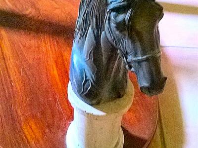 Mesita de caballo de diseño, madera, cristal, motivos de bronce, columnas de mármol