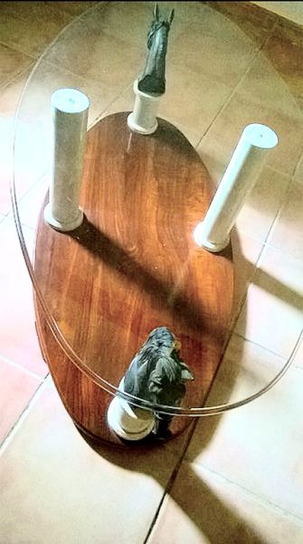 Mesita de caballo de diseño, madera, cristal, motivos de bronce, columnas de mármol