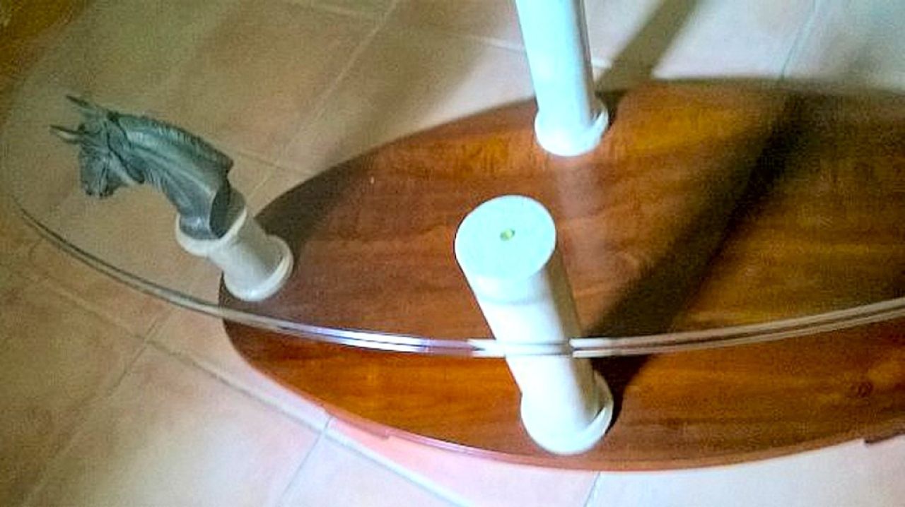 Mesita de caballo de diseño, madera, cristal, motivos de bronce, columnas de mármol