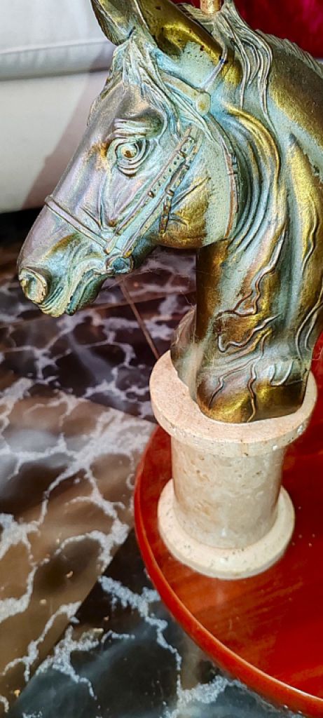 Mesita de caballo de diseño, madera, cristal, motivos de bronce, columnas de mármol
