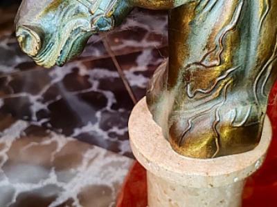 Mesita de caballo de diseño, madera, cristal, motivos de bronce, columnas de mármol